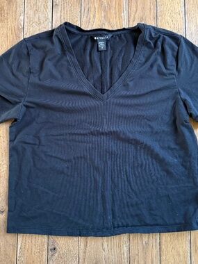 Athleta Essential V-Neck Tee Lightweight SUPIMA® Cotton T-Shirt Women's Medium